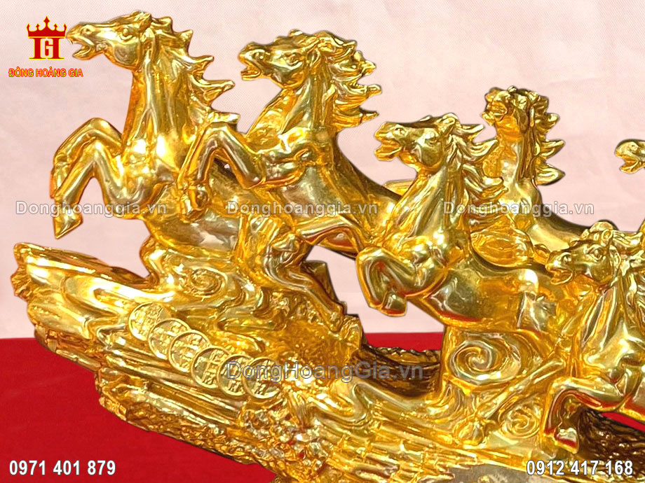 Trưng bày tượng bát mã mạ vàng giúp mang đến may mắn tài lộc